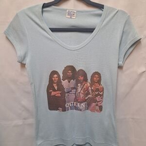 Vtg Queen graphic V-neck baby tee in baby blue vintage size L